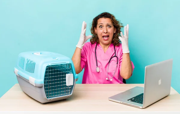 Middle Age Woman Screaming Hands Air Veterinarian Concept — Stockfoto