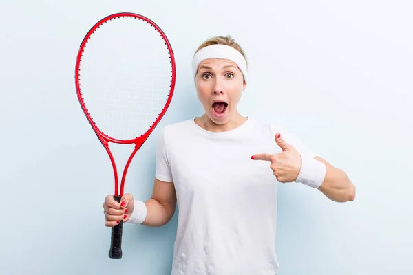 Красива Блондинка Практикуючий Тенісний Спорт — стокове фото