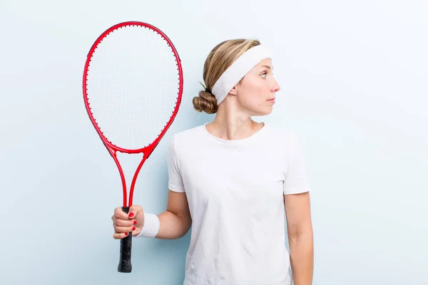 Blonde Pretty Woman Practicing Tennis Sport — ストック写真