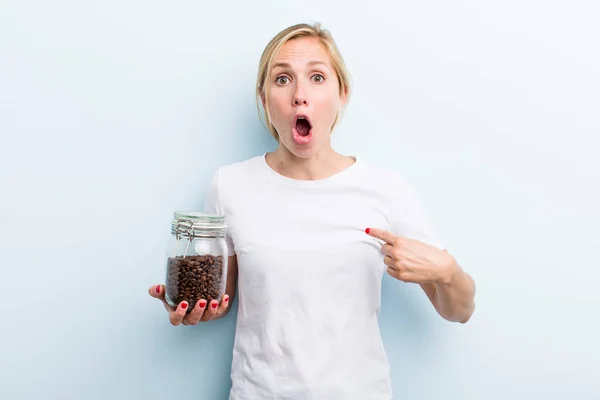 Blonde Pretty Woman Coffee Beans Concept — Stockfoto