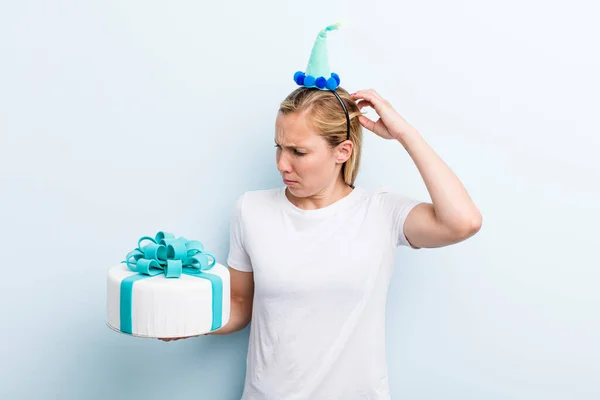 Blonde Hübsche Frau Geburtstagskonzept — Stockfoto