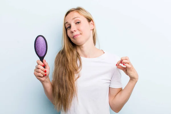 Blonde Pretty Woman Hair Comb — Stok fotoğraf