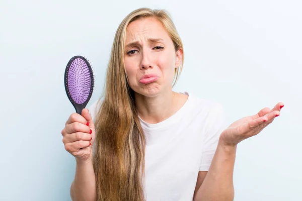 Mujer Guapa Rubia Con Peine Pelo — Foto de Stock