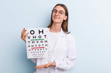 Genç, güzel bir kadın, optik görüş testi.