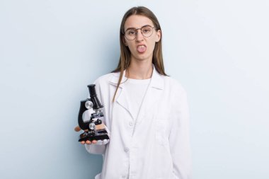Mikroskoplu genç ve güzel bir Scientcist kadın.