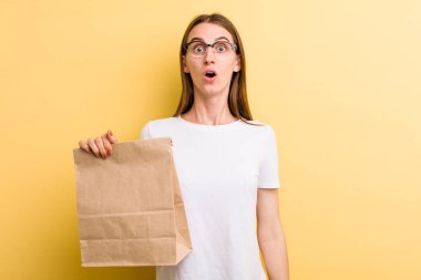 Genç, güzel kadın teslimat konsepti.