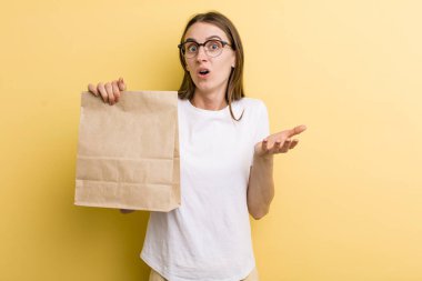 Genç, güzel kadın teslimat konsepti.