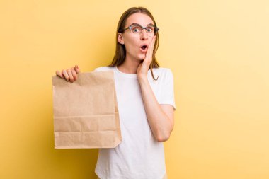 Genç, güzel kadın teslimat konsepti.