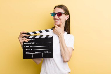 Genç yetişkin güzel kadın film ve film konsepti