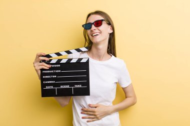 Genç yetişkin güzel kadın film ve film konsepti
