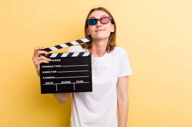 Genç yetişkin güzel kadın film ve film konsepti