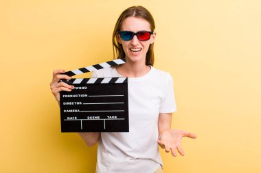 Genç yetişkin güzel kadın film ve film konsepti