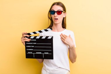 Genç yetişkin güzel kadın film ve film konsepti