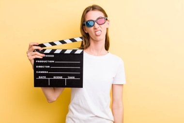 Genç yetişkin güzel kadın film ve film konsepti