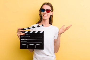 Genç yetişkin güzel kadın film ve film konsepti