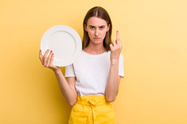 Genç ve güzel bir kadın şef ve boş bir tabak.