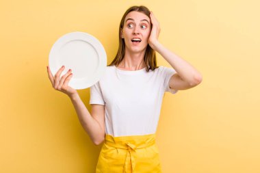 Genç ve güzel bir kadın şef ve boş bir tabak.