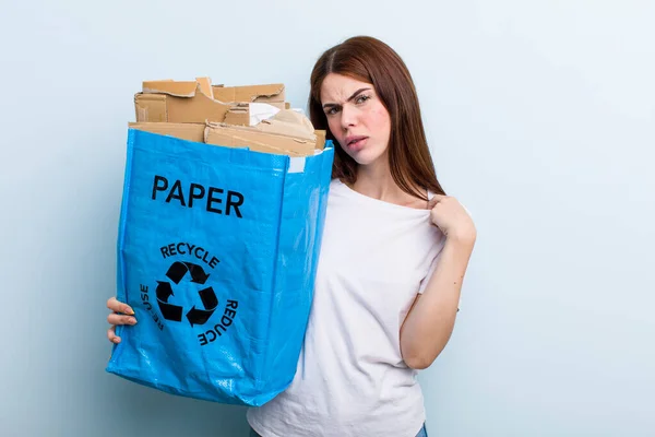 Young Adult Pretty Woman Recycle Concept — Stockfoto