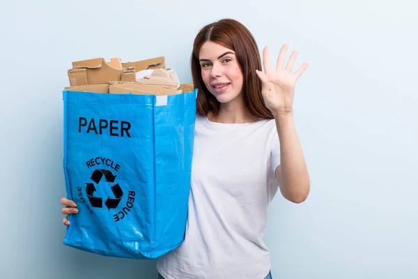 Young Adult Pretty Woman Recycle Concept — Stockfoto