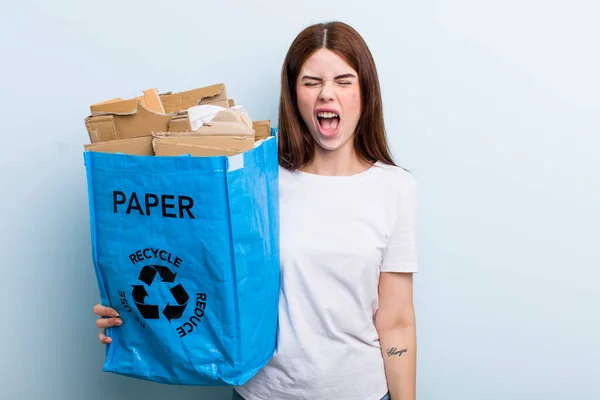 Young Adult Pretty Woman Recycle Concept — Stockfoto