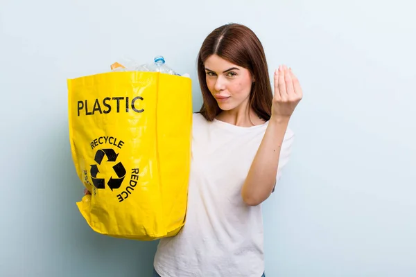 Young Adult Pretty Woman Recycle Concept — Stockfoto