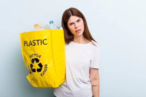 Young Adult Pretty Woman Recycle Concept — Stockfoto