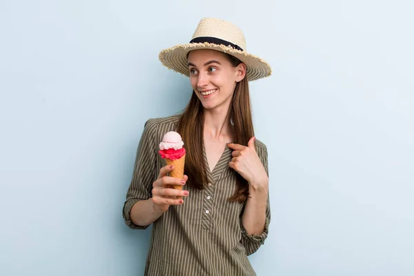 Jovem Mulher Bonita Adulto Com Sorvete — Fotografia de Stock