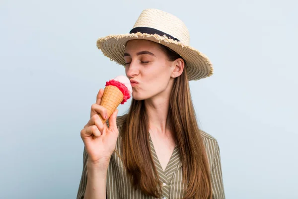 아이스크림을 아름다운 아가씨 — 스톡 사진