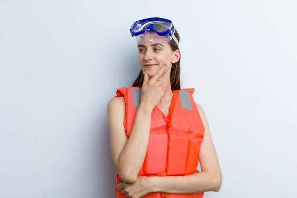 穿着救生衣的年轻漂亮的成年女子 船型概念 — 图库照片