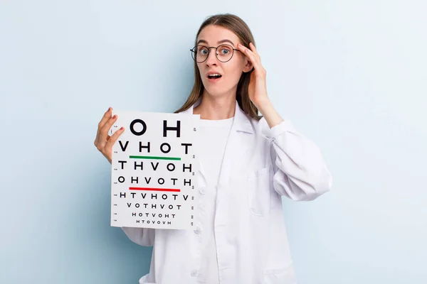 Genç Güzel Bir Kadın Optik Görüş Testi — Stok fotoğraf