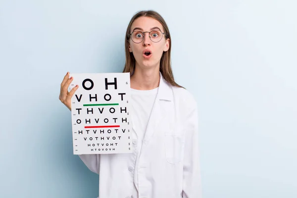 Jeune Adulte Jolie Femme Optique Vision Test Cocnept — Photo