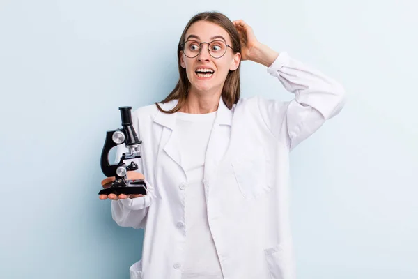 Jong Volwassen Mooi Vrouw Scientcist Met Een Microscoop — Stockfoto