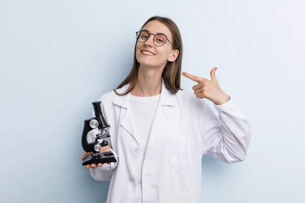 Jong Volwassen Mooi Vrouw Scientcist Met Een Microscoop — Stockfoto