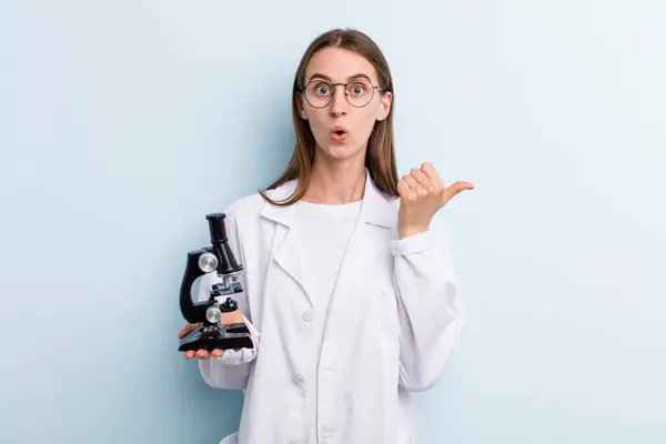 Jong Volwassen Mooi Vrouw Scientcist Met Een Microscoop — Stockfoto