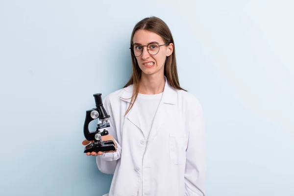 Jong Volwassen Mooi Vrouw Scientcist Met Een Microscoop — Stockfoto
