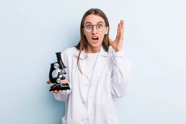 Jong Volwassen Mooi Vrouw Scientcist Met Een Microscoop — Stockfoto