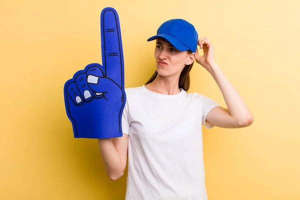 Jong Volwassen Mooi Vrouw Nummer Een Hand Ventilator Concept — Stockfoto