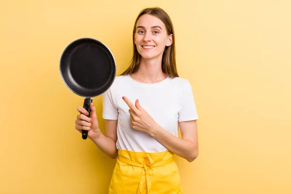 Jong Volwassen Mooi Vrouw Chef Kok Met Een Pan — Stockfoto