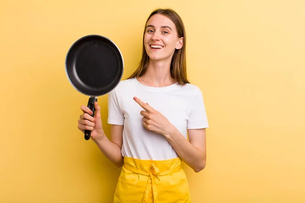 Jong Volwassen Mooi Vrouw Chef Kok Met Een Pan — Stockfoto