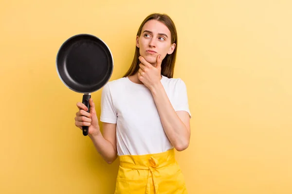 Jovem Adulto Mulher Bonita Chef Com Uma Panela — Fotografia de Stock