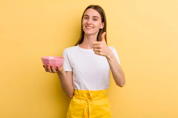 Jovem Adulto Bonita Mulher Vazio Cozinhar Tigela Conceito — Fotografia de Stock