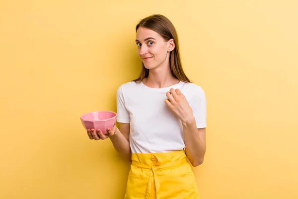 Young Adult Pretty Woman Empty Cooking Bowl Concept — Stock Photo, Image