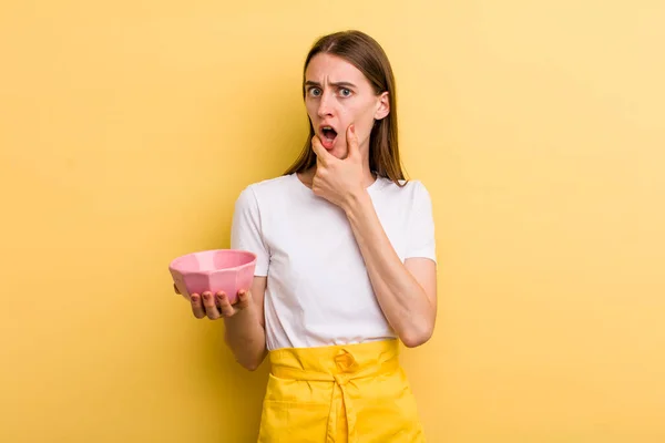 Jong Volwassen Mooi Vrouw Leeg Koken Kom Concept — Stockfoto