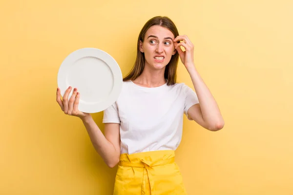 Jovem Adulto Mulher Bonita Chef Com Prato Vazio — Fotografia de Stock