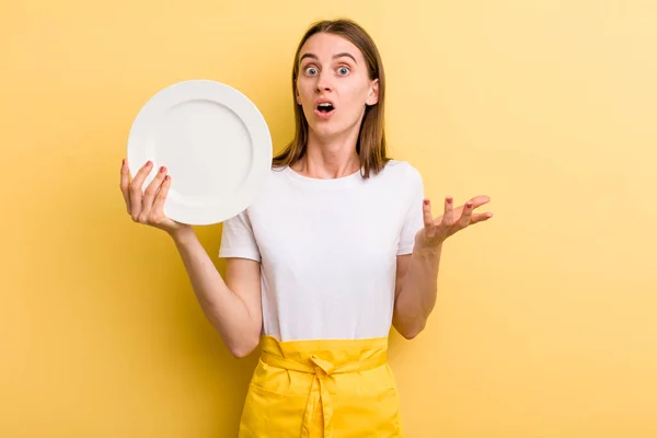 Young Adult Pretty Woman Chef Empty Dish — Stock Photo, Image