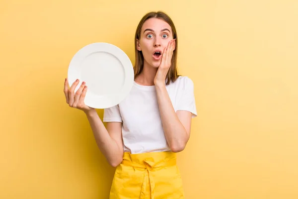 Young Adult Pretty Woman Chef Empty Dish — Stock Photo, Image