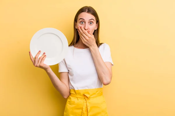 Young Adult Pretty Woman Chef Empty Dish — Stock Photo, Image