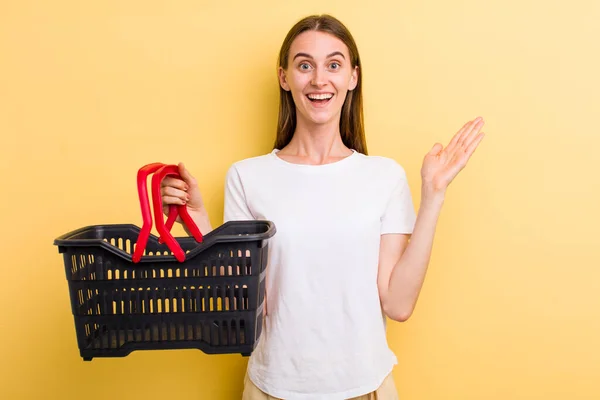 Junge Erwachsene Hübsche Frau Mit Einem Leeren Einkaufskorb — Stockfoto