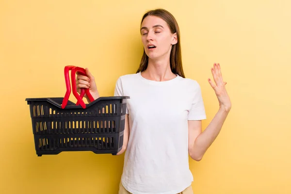 Giovane Donna Carina Adulta Che Tiene Cesto Della Spesa Vuoto — Foto Stock