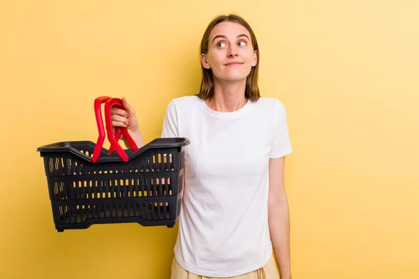 Genç Güzel Bir Kadın Elinde Boş Bir Alışveriş Sepeti Tutuyor — Stok fotoğraf